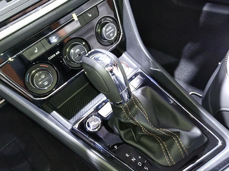 ʾȫϵͶ˶ƤΣ˫ɫƿǳʱУƤεķѡ˰ɫʾƤγΪʣεƤƫӲ