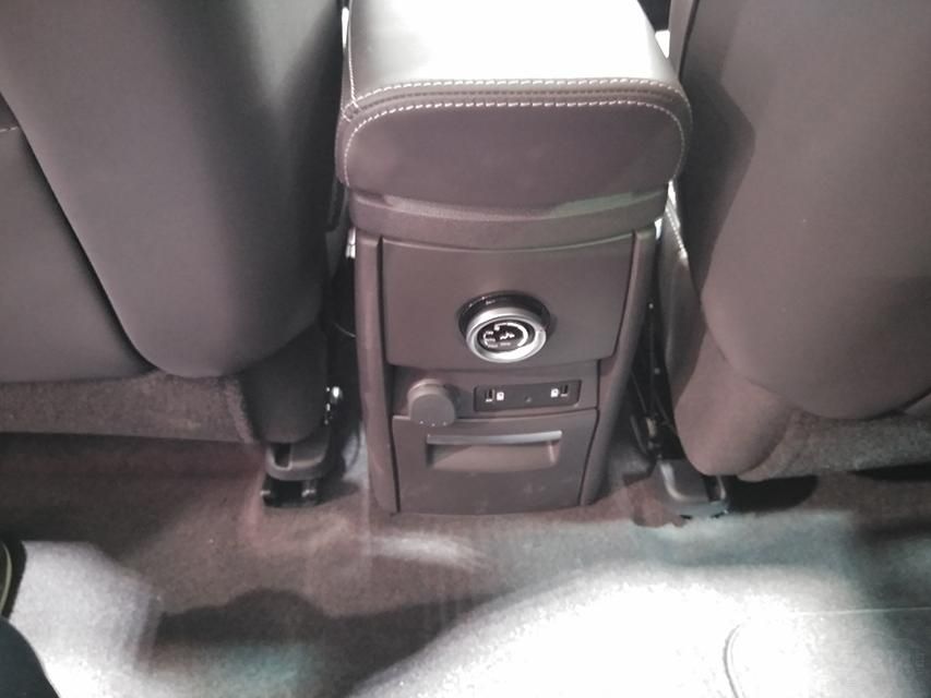 Espace�����Initiale Paris��������Ԫ�أ�ǰ����������׼����ƣ��������ڸ�դ���������ḻ������ǰ������ͣ���������ʱ�и��ϲ����ڿ��׼Ρ�