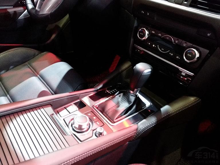 ������֧��ƻ��Carplay���ܵ����Դ�����ϵͳ���������ƶ�Wi-Fi���ܣ�����Ͽ�����³��ڲ��ĿƼ���Χ��Ũ��