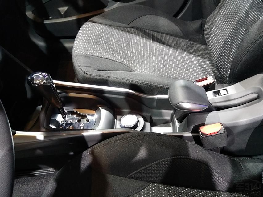 ����Ʒ��LOGOҲ�ӷ�������λ���Ƶ���դ�м䣬ʹ�³�����������ʱ�С�