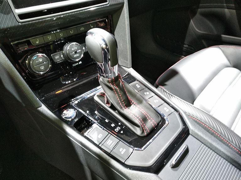 ����ֻ�������Ρ������䵲�ѡ������̵�λ�ü����˺�ɫ������ơ�