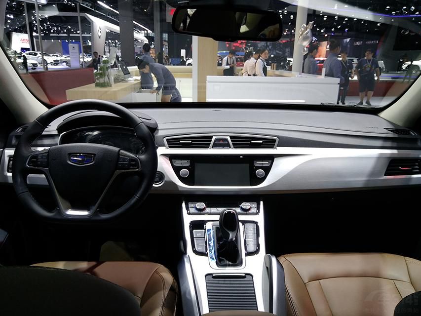 ��Խ�������ż���2.0L�ֶ�������֮�⣬�������Ͷ��䱸����225/60 R18����̥��18Ӣ�����Ȧ�����������ϲ������Ӻܺÿ�����С����Ҳ�ܺ��ʡ�