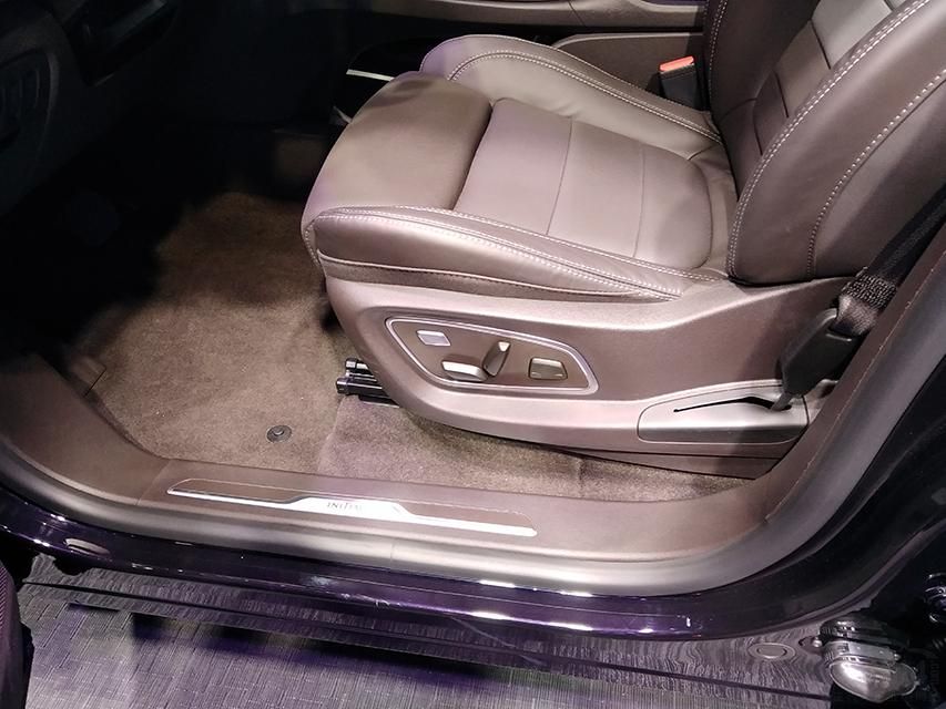 �п�̨��������Ƥ�ʲ��ʰ����������䱸��8.7Ӣ���п�Һ����ʾ��Ļ��