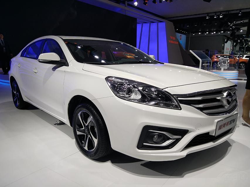 ��β���֣��³��䱸��һ����ߴ�������壬����β��֮�������˶Ƹ�������ƣ�����˫�߹�����ʽ��������ɫ���壬ʹ�ó�����β����Ƹ���ע���˶��ԡ�