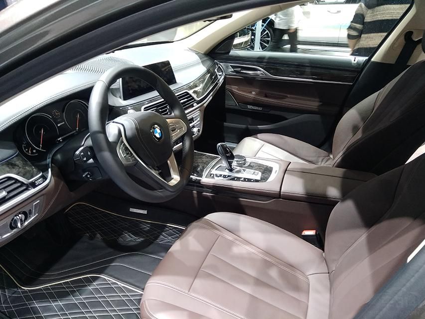 ��̥�ߴ緽�棬�����Ϊǰ��245/45 R19������275/40 R19��