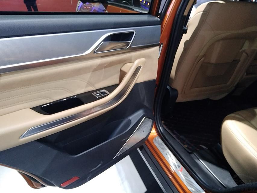 ���η��棬�³��п�̨��������ƽ�Ϊǰ������������һ��10Ӣ��Ĵ�������