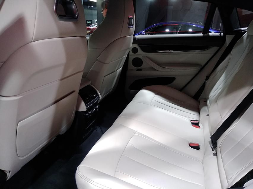 ǰ��285/35 ZR21�����ָ��Ǵﵽ�˿��ŵ�325/30 ZR21���Ӻ��濴ȥ���ǿ������ˡ�