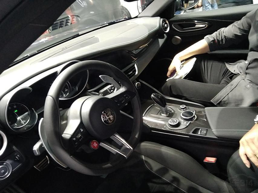 GliuliaηԼ˶ʽ̼ĿĺɫԼ˶ĻƬʻվһѪţһŵ׵ĸо