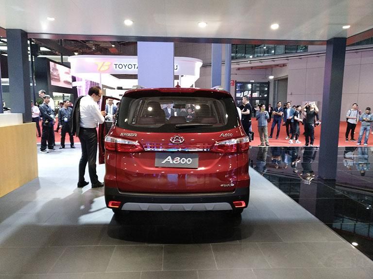 β�����棬�ó���������ɫ�������岢�����ź�ɫ��Χ��ʹ�����������˶��С�