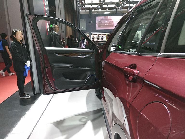 ³ȽϼԼӲʣɫΧ׼ͳͻSUV񣬴³䱸ȫ촰