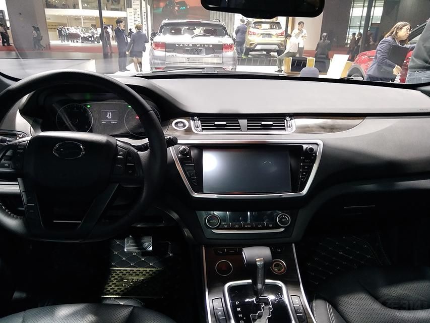 ���÷��棬½��X7ȫϵ������е���Ⱥ͵綯����/�۵�������Ӿ���ȫ���촰��������ɲ��ABS+EBD��ESC�����ȶ�ϵͳ��TCSǣ��������ϵͳ��PBA�����ƶ�����ϵͳ��HAC�����𲽸���ϵͳ��HDC���»�������ϵͳ����Կ������/���롢����Ӱ�񡢶���Ѳ���ȶ������á�