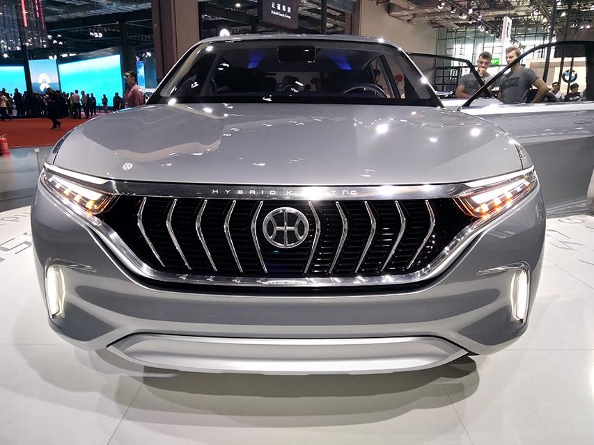 �³���β�����ͬ���ƻã�����LED��Դ��β�����Ӿ�Ч��ʮ�ֳ�ɫ����������û�в���K750�ϵĹᴩʽβ������ơ�