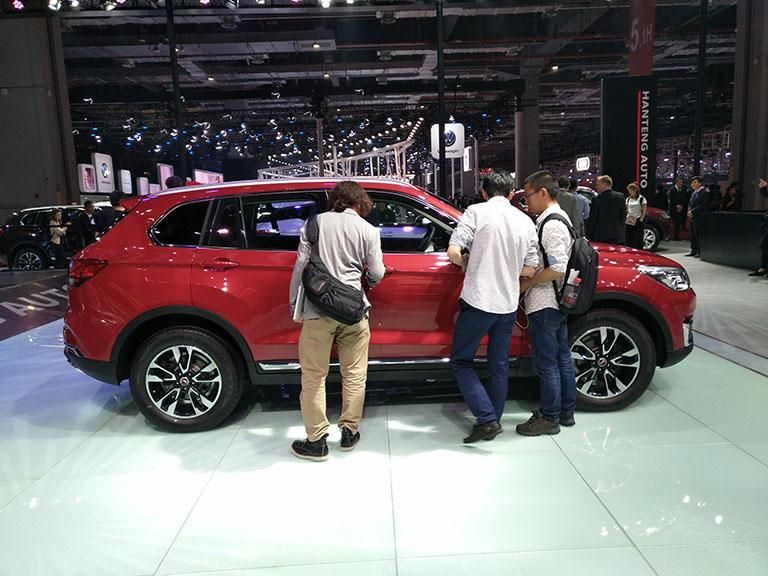 ȽϼԼӲʣɫΧ׼ͳͻSUV񡣳β˫߹ƣʹöƸβװΡ