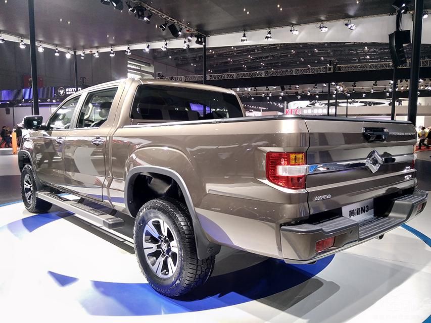 �³���ǰ��դ��Ҳ�����˾޴��Ӣ����ĸ��չ��Ʒ��LOGO��