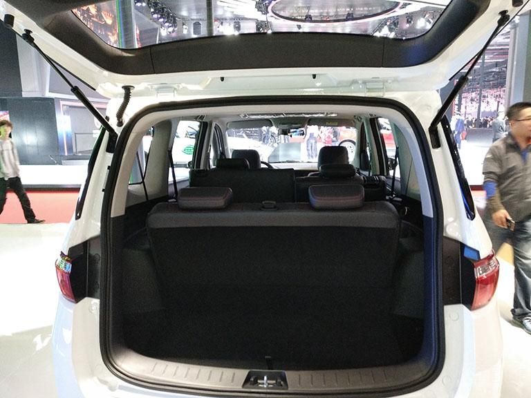 �ҽ�֮ǰ�ᴩ�����ĶƸ������Ƶ���LOGO�·����Ӿ�Ч����Ϊ���š�