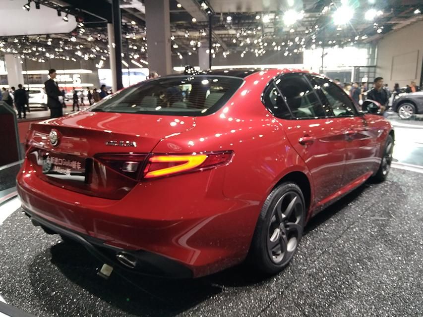 η棬ʦͨߵ໥幹ɸӵ仯ľеǱ̨֮͡£Ҳ¶GiuliaβһԼʻΪĹص㡣