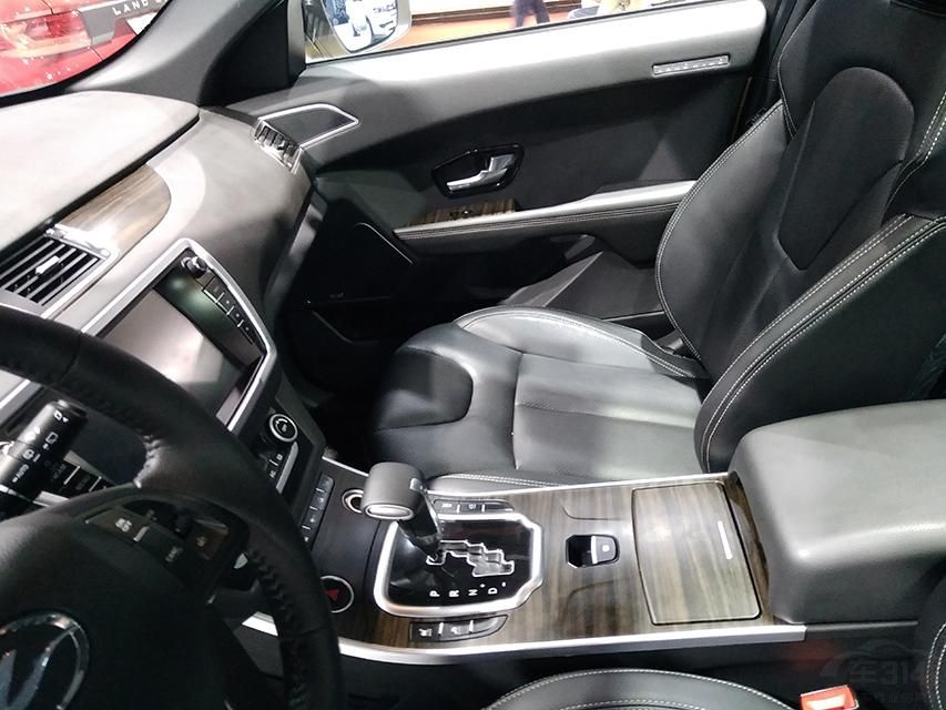 ��β���֣��³�β�������͸��Ӽ��ʱ�У��������˵������е�һ��ʽβ���飬���ոܲ���˫ɫ��ƣ�������˫�߹������������֡�