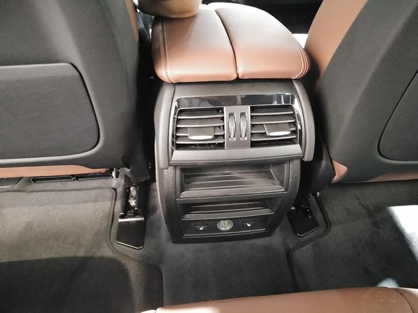 �ó�����2933mm����࣬׳ʵ�ĳ����Եñ�����Э�������������䳵��֮�⣬��Կ�׽��빦�ܾ���ѡװ��