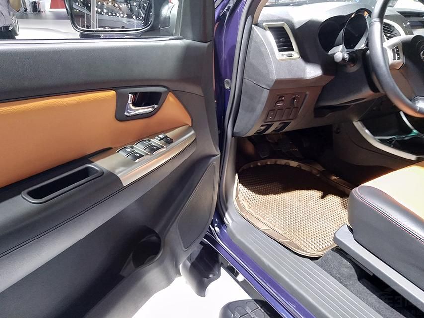 ���ոܼ�����ϳ�̤�壬�������˵���Ӱ�������ͷ��