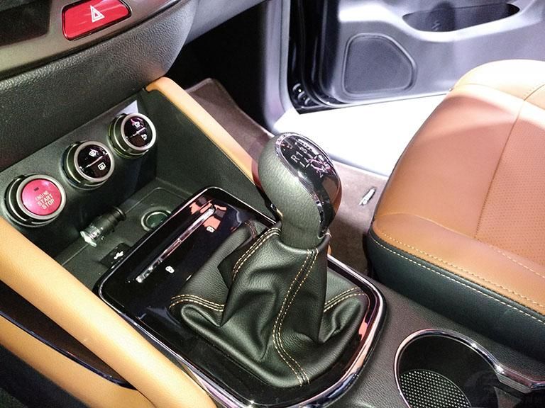 ���η��棬�����öԳ�ʽ���п�̨������ʽ����ɫ���ٿ��ᡢ��ɫ�Ƹ�װ�μ���г�ദ�����в������Ӿ�Ч����