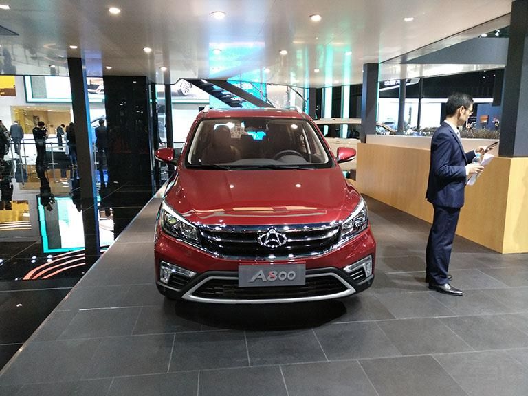 ��۷��棬�ó�ǰ������դ��һ����ɫ�����Ƹ�װ��������������еĳ���LOGO�������������½�����դ�������ƹ���ɫװ����������ӥ��ʽǰ��ƣ���ƽ�Ϊ��ӱ��