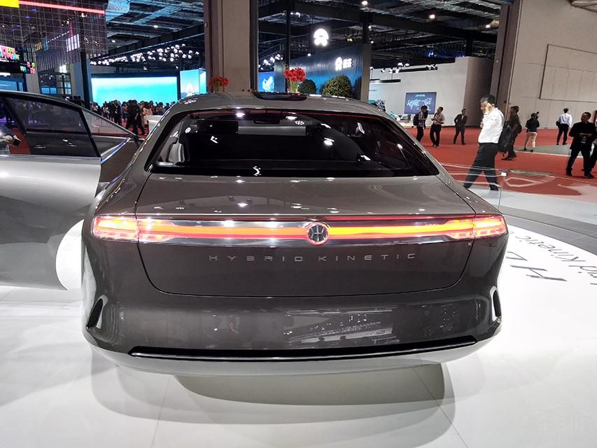 �������п�̨�ϵĳ���ߴ�Һ����������˹����س����ϵ����������ͬ��֮�