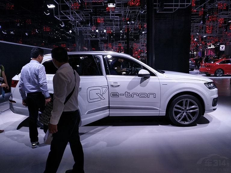 ȫ°µQ7 e-tronڵİ汾һ̨2.0TFSIͷ͵綯ɵĲʽ϶ϵͳ