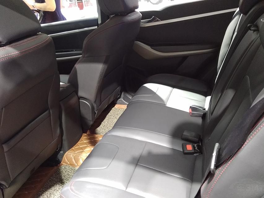 ǰ���ո��·����³�������������ɫͿװ��Ƹ��������ϵ���ƣ���Ϊ��ӱ��