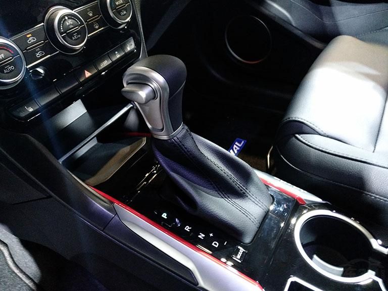 �������η��棬�п�̨���ͽϺ�공�����Ž�Ϊ���Եı仯��8Ӣ�紥��������·���ʵ�尴�����ֺͿյ�������嶼���������µ���ƣ�ʹ��������Ϊ��ݡ�