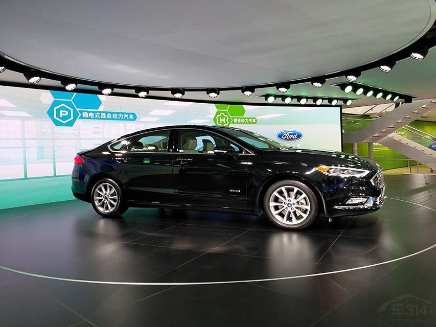 춯泵ʹһ105kW(143PS)2.0LؽɭѭȻ88kW(120PS)ĵ綯ԼΪ7.6kWhĵɵĲʽ춯ϵͳ䴿ģʽΪ35km