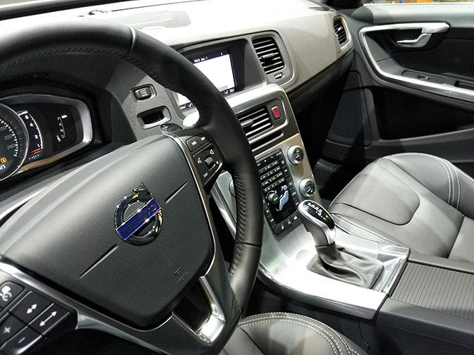 V60ȫϵ2.0Lѹṩ˸ߡ͹汾ɹѡ񡣸߹ʰ汾180kW(245Ps)Ť350Nm͹ʰ汾140kW(190Ps)Ť300Nm