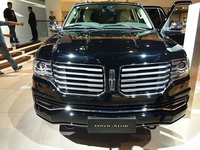 �ֿ�Navigator��Ϊȫ���׿�ȫ�ߴ����SUV��ӵ�����ű�׼��Ƥ���κͿ���ļݳ˿ռ䡣