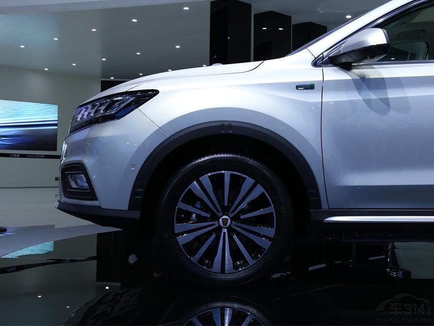 ���⣬�³�װ����ǹ��Ϊ235/50 R18���꼪˹Ʒ��Arctictrekkerϵ����̥��