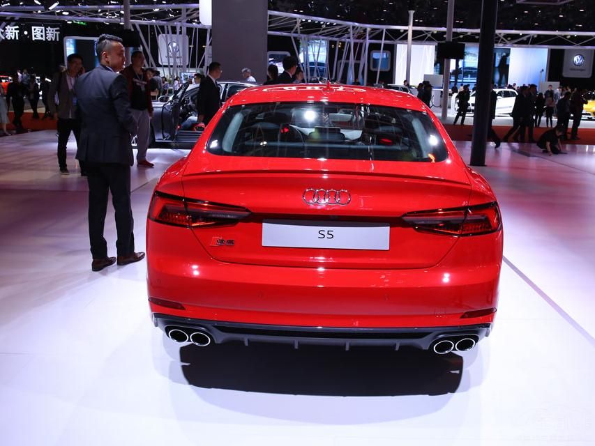 ����С��Χ������ɫ����Ӿ���ǡ�20Ӣ���˶���Ȧ�ȶ����Կ�����