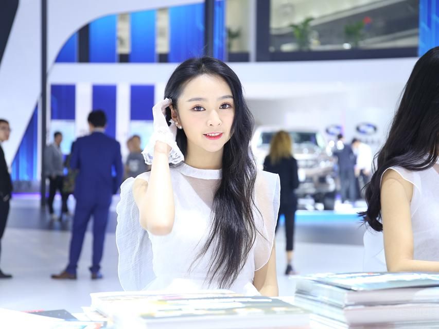 ����һ˫����峺�Ĵ��۾������������ĺ촽��