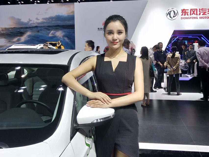 һͷ�ں�ï�ܵ�ͷ����һ˫��ü��ȴ��һ��ϸ�����һ��ۣ������˶��飬����һ��С�ľͻ����ݽ�ȥ��