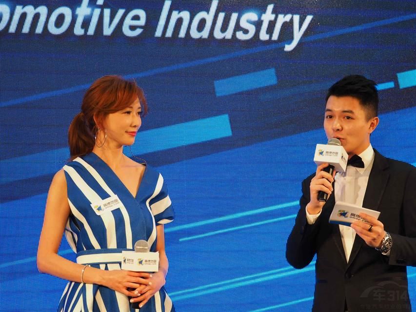 �Ǵ����Ŀ�е�Ů��