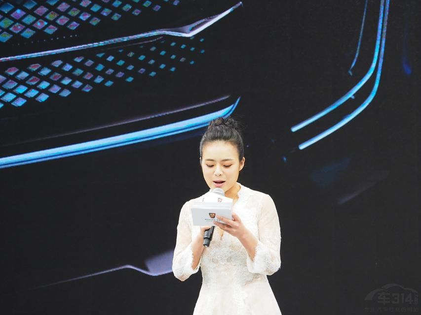 ��һ����΢Ц������һ�使�۵Ļ��������ŵ�΢΢���š�