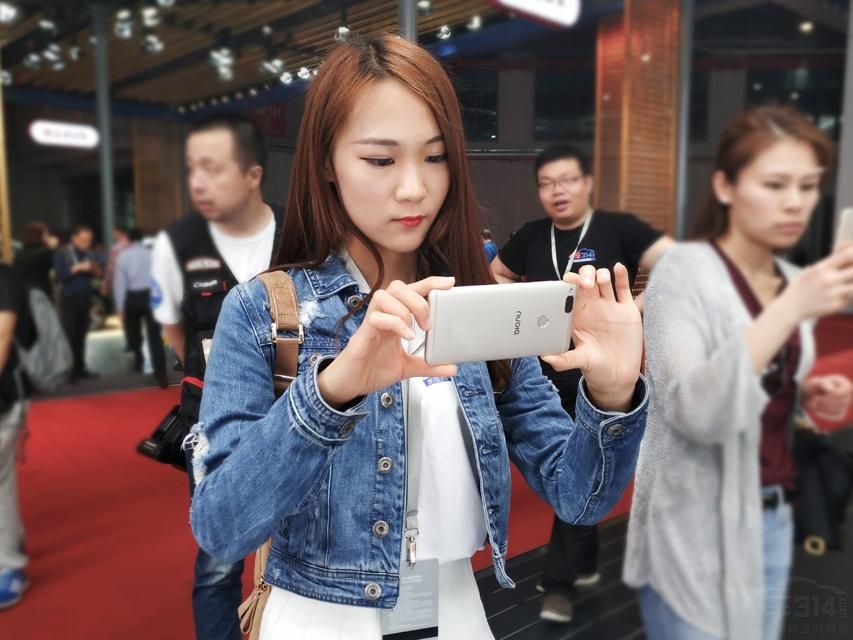 û���˳�ģ���Ϻ���չ�������Ȼ��ô�ࡣ�������ǣ�ǰ̨��������Ա�ȵȸ�����ɫ����Ů�����з������ϵ��������ڳ�չ�����˳��ķ�ͷ��С���Ŭ����Z17mini�������λ�����¸߶ȵ���Ů�����ˡ�