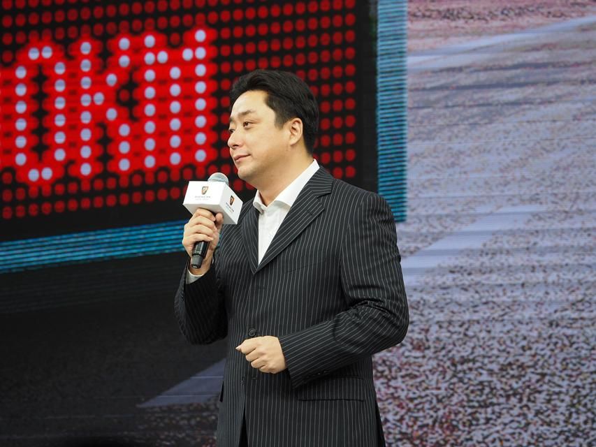 ������ȴԴ��һ���ľ�Ϸ���Եĸ��棺����֣�ݵ�һλ���������Ÿ���14�������i6ʻ��������ӣ�ͻȻ֮��ε�һ����