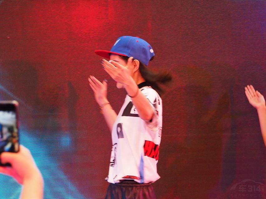 �ţ��ҵ����ĺ���λ����һ��������˫�־��𣬹�ӭŮ���ݹ��١�