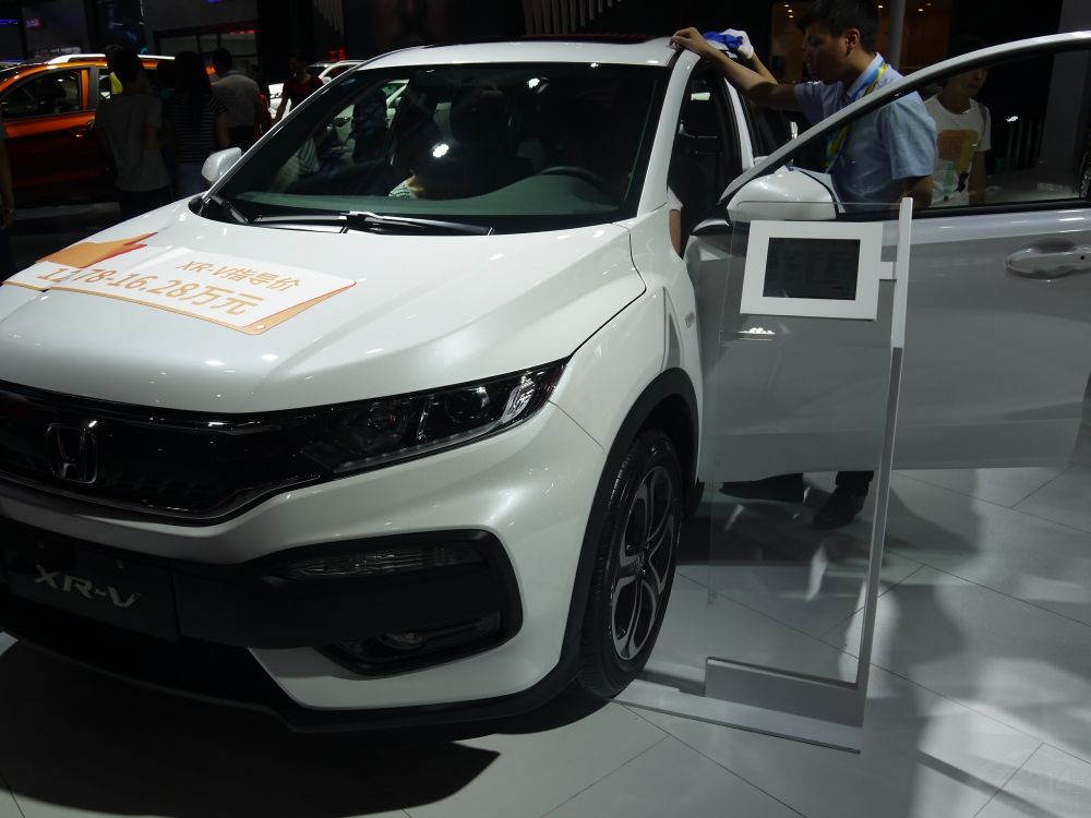 XR-Vᡢá˶ĳͶλդϷװ·һŴ죬ϸϸ˫óͷԵĸӾ