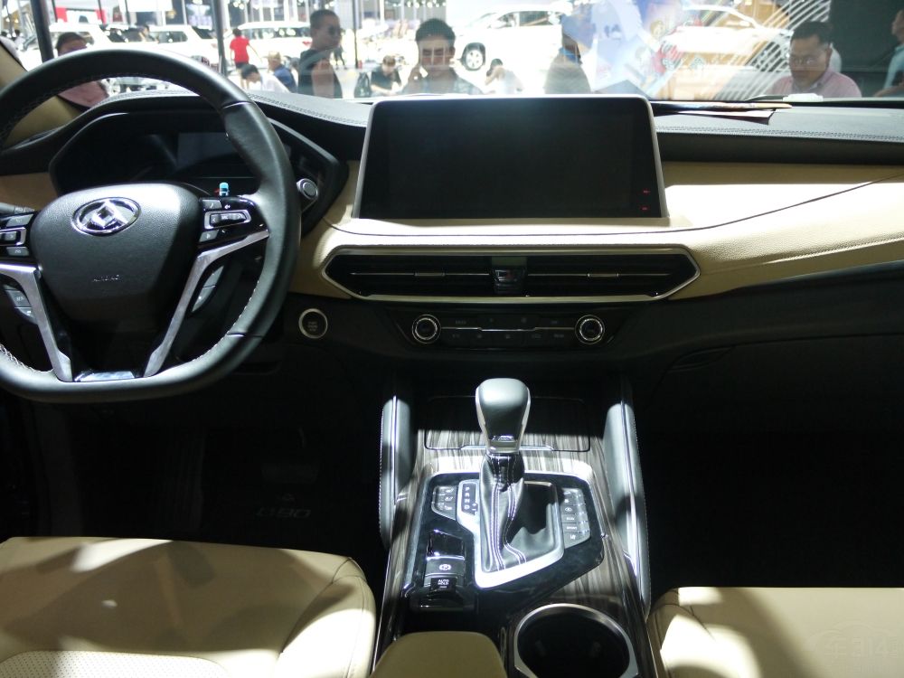 ܽṹΪ˫ʽǰܺʽܵƣƷӲSUVϣǷǳʽıȽϸߣڿٹʱ򣬳һ̶ȵĲ㡣