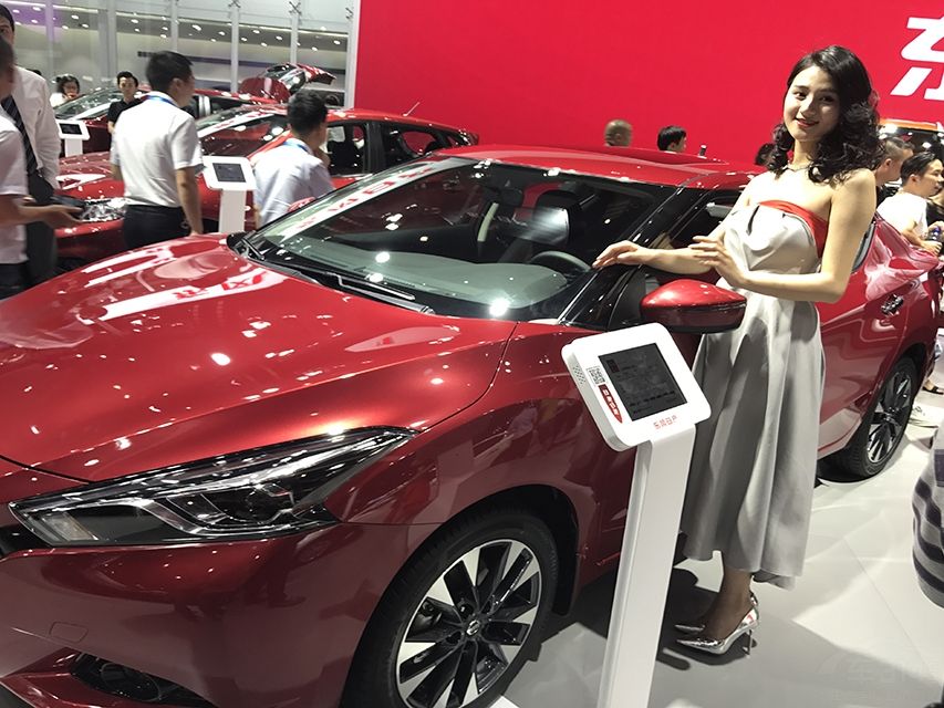 Ȼ˽𷢱۵ŮÿǹڵĴͳŮ