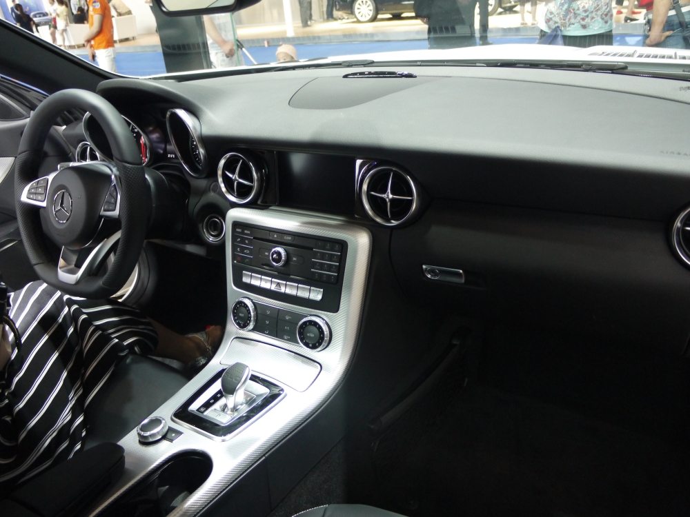 ๦ܼ⣬ůͷťͬʱýCOMAND ONLINEϵͳApple Carplayʵá