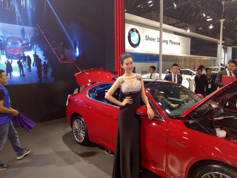 һ̵Ů񣬴󷽡ׯᡢһʹݡ