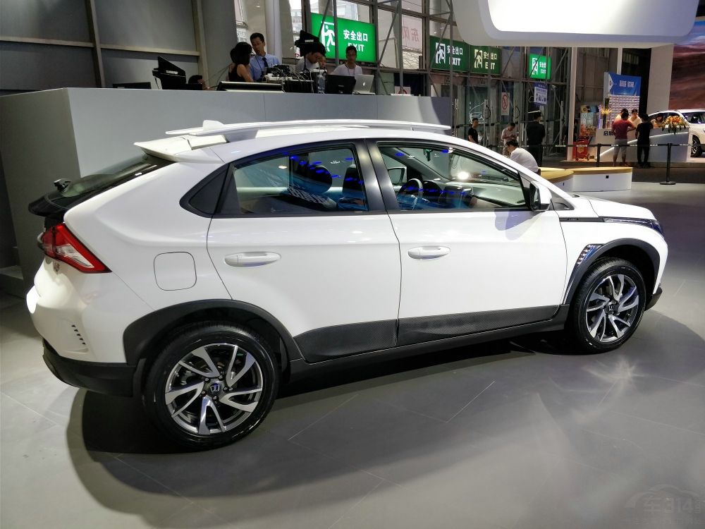 ǽU5 SUV2017Ϻչ׷λСSUVĿȺߡ3ƵդƣϬǰƴǰŲԣҼӾС