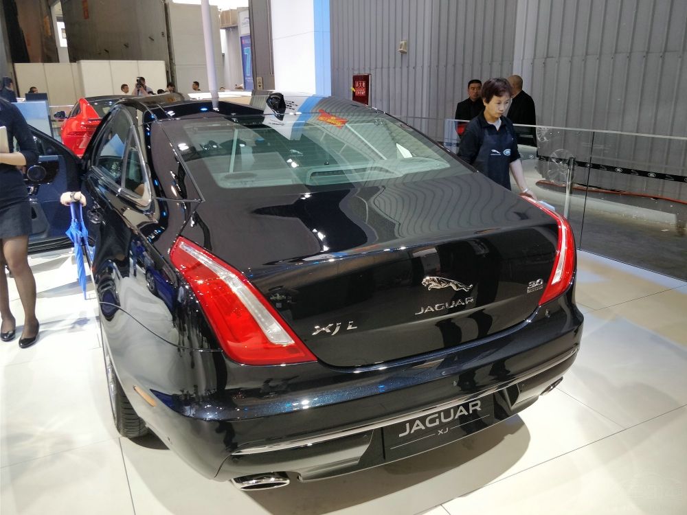 ǰſLEDƣͬʱβķΪԲ.ӷʿ˶