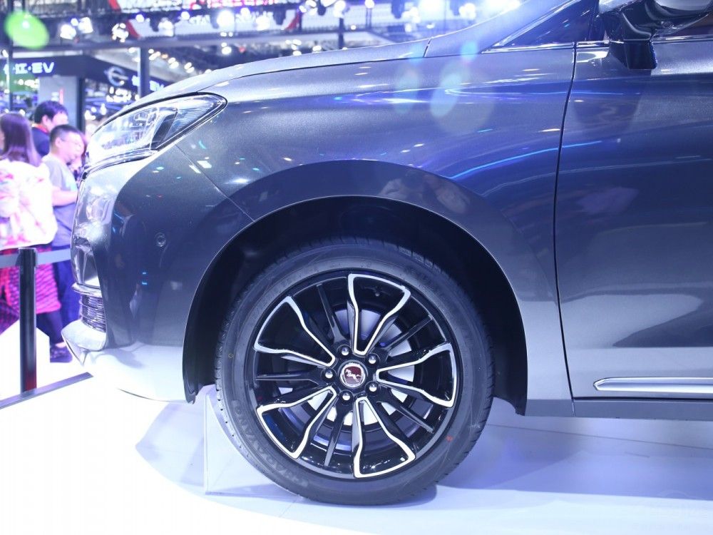 MPVʽҲʮ־¶У215/50 R18ĴߴҲȫ֧źMPVĴͷ