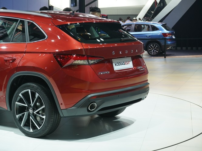 ͬʱβ˫߹ƬʽͺɫGT£һԳ³˶ʡ